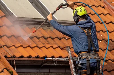 Démoussage et hydrofuge de toiture à Montsecret-Clairefougère
